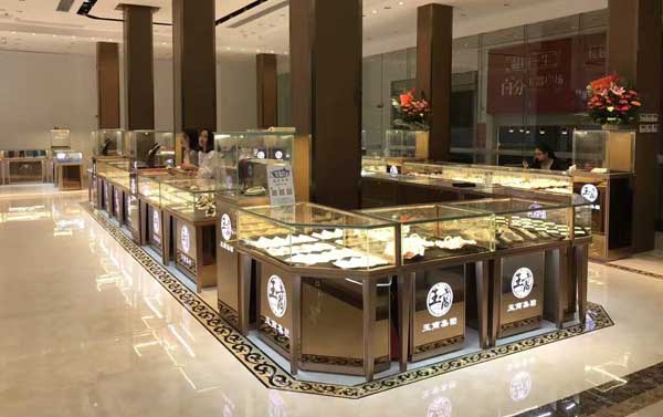 鴻鈦展柜是佛山市一家專注于商品展示柜設(shè)計、制作和定制的知名企業(yè)